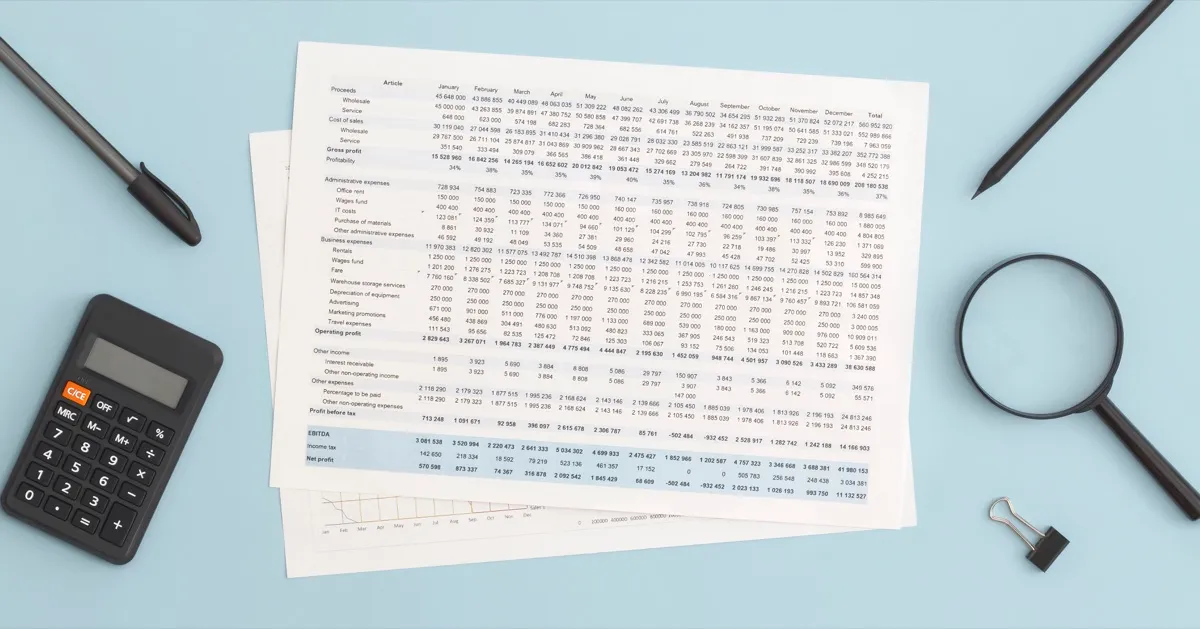 Gráficos de rendimiento financiero y métricas de ocupación sobre mesa de análisis